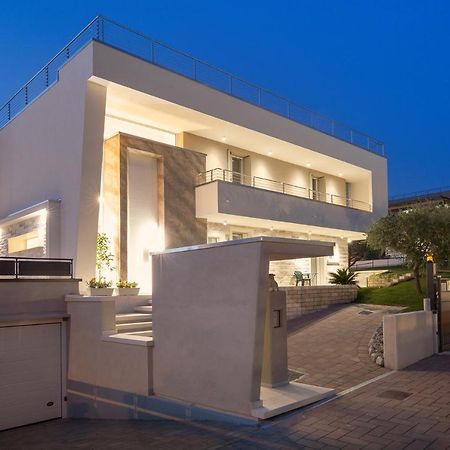 Villa Aurora-Holiday Home Apt3 Бардолино Экстерьер фото
