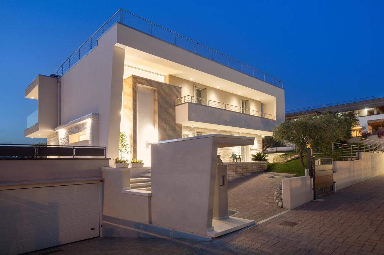 Villa Aurora-Holiday Home Apt3 Бардолино Экстерьер фото