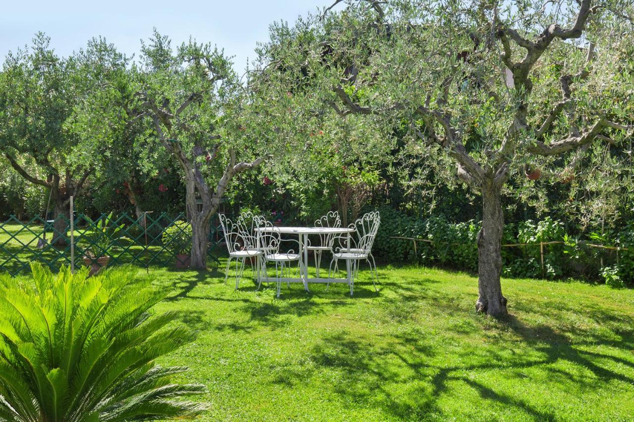 Villa Aurora-Holiday Home Apt3 Бардолино Экстерьер фото