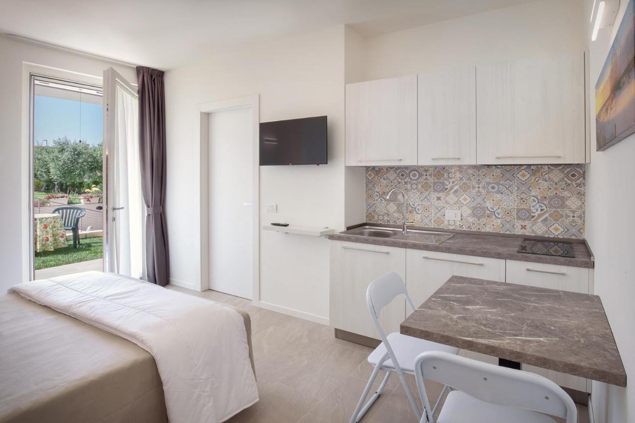 Villa Aurora-Holiday Home Apt3 Бардолино Экстерьер фото