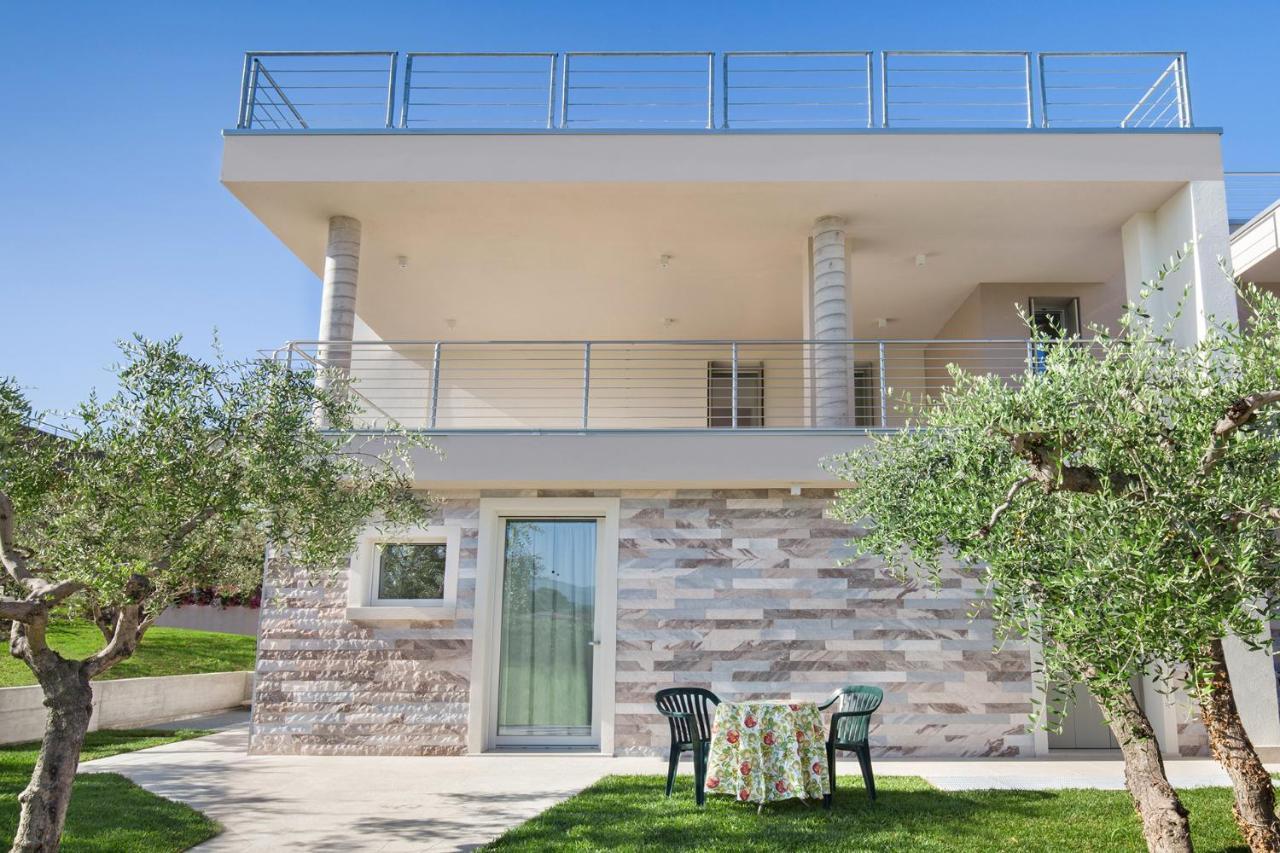Villa Aurora-Holiday Home Apt3 Бардолино Экстерьер фото