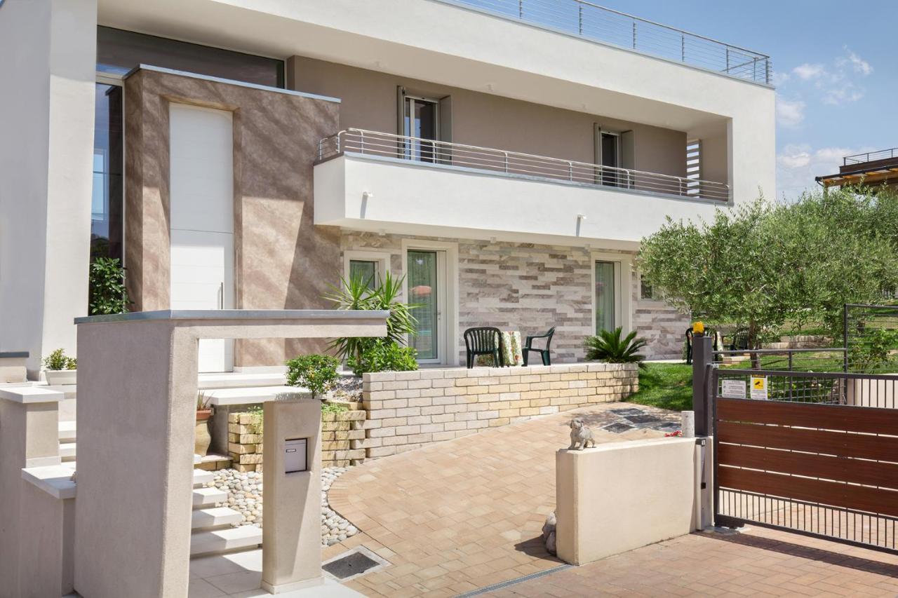 Villa Aurora-Holiday Home Apt3 Бардолино Экстерьер фото
