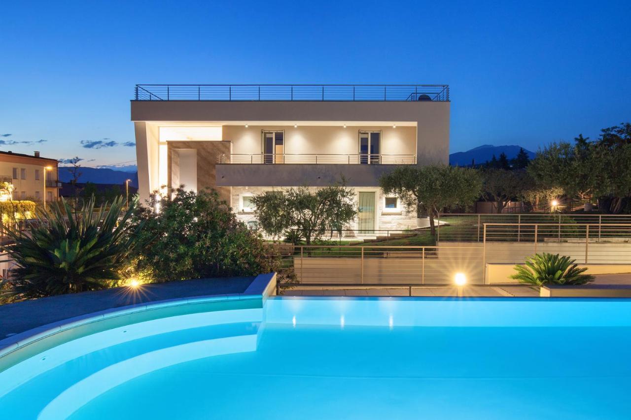 Villa Aurora-Holiday Home Apt3 Бардолино Экстерьер фото