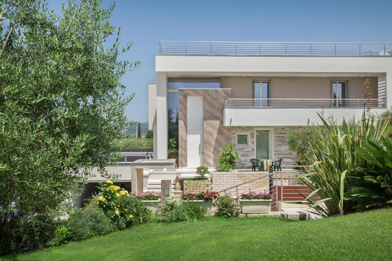 Villa Aurora-Holiday Home Apt3 Бардолино Экстерьер фото